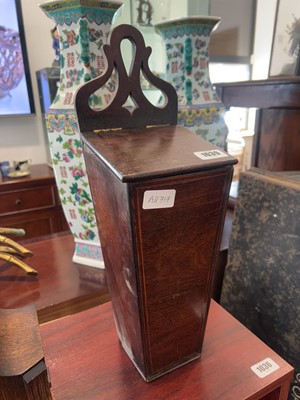 Lot 1039 - Small lidded mahogany box
