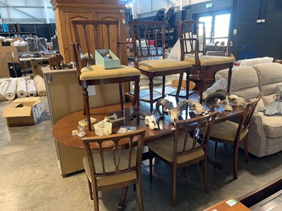 Lot 1093 - Mahogany extending dining table with 6 chairs