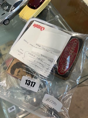 Lot 1317 - Parcel of collectables including thimbles,...