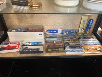 Lot 1324 - Shelf of collectors spoons