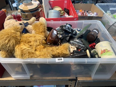 Lot 1410 - Clear plastic crate containing vintage camera...