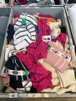 Lot 1891 - Pallet containing mixed mens and womens...
