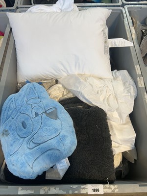 Lot 1896 - Pallet containing mixed bedding, pillows,...