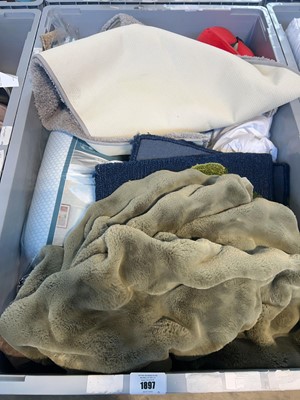 Lot 1897 - Pallet containing mixed blankets, pillows,...