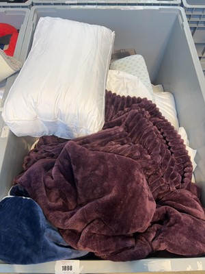 Lot 1898 - Pallet containing mixed bedding, pillows,...