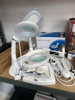 Lot 2019 - Large qty of various style magnifying desk lamps