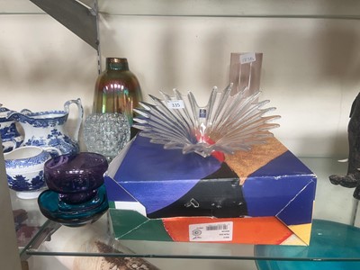 Lot 335 - Decorative glassware to include a blue glass...