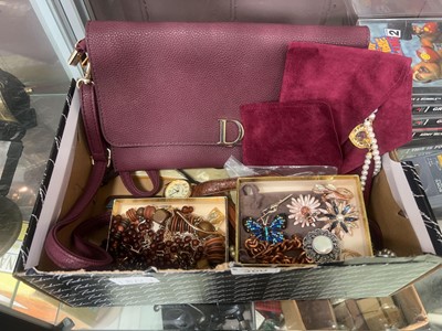 Lot 360 - A box of costume jewellery to include brooches,...