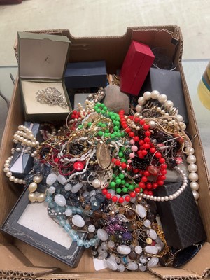 Lot 392 - Assorted costume jewellery to include pearls,...