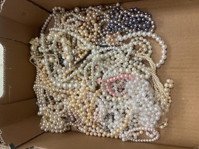 Lot 394 - Pearl and beaded necklaces