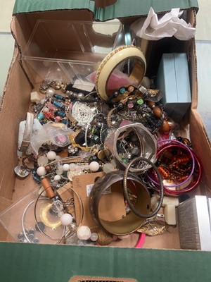 Lot 399 - Assorted costume jewellery to include bangles,...