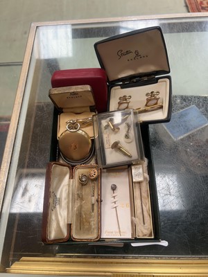 Lot 400 - A quantity of cased costume jewellery to...
