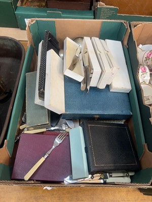 Lot 454 - A tray containing a large assortment of cased...
