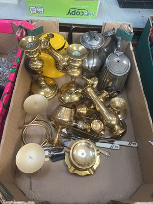 Lot 458 - A tray containing assorted metalware to...