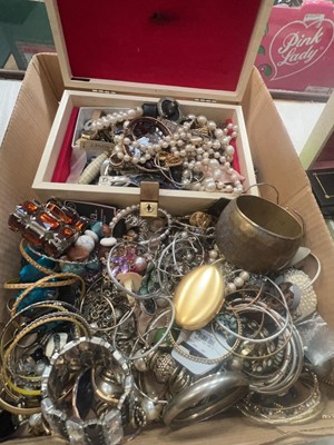 Lot 408 - A box containing an assortment of mostly...