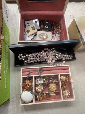 Lot 409 - A white leatherette jewellery box with...