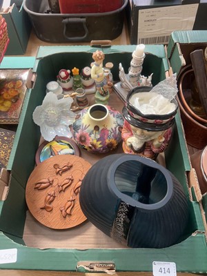 Lot 414 - A tray of decorative ceramic ware to include...