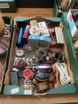 Lot 421 - A tray of assorted collectibles to include...