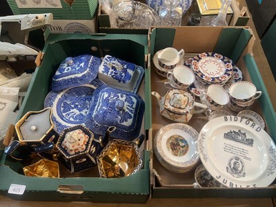 Lot 425 - Two trays containing ceramic ware to include...