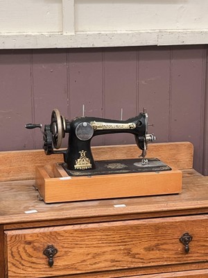 Lot 43 - A Singer manual sewing machine (no lid)