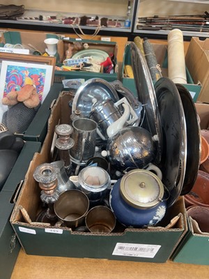 Lot 449 - A tray containing assorted metalware to...