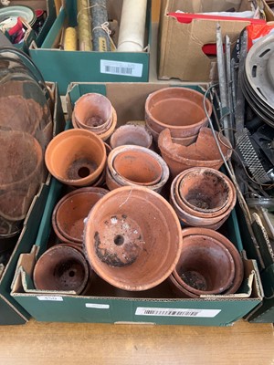 Lot 450 - A tray of ceramic plant pots