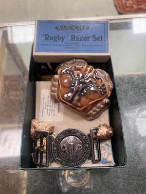 Lot 402 - An assortment of items to include razor set,...