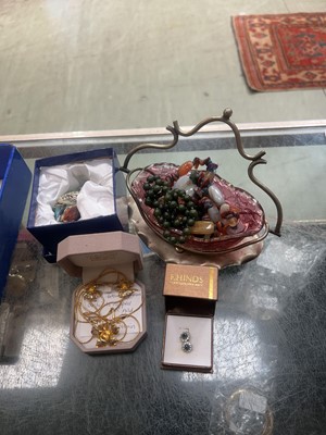 Lot 404 - A small quantity of costume jewellery to...