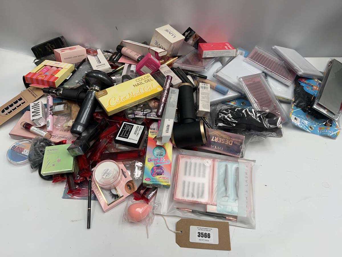 Lot 3566 - Mixed makeup and accessories