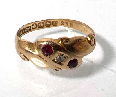 Lot 409 - An early 20th century garnet and diamond ring...