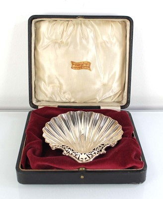 Lot 342 - An Edwardian silver shell shaped butter dish,...