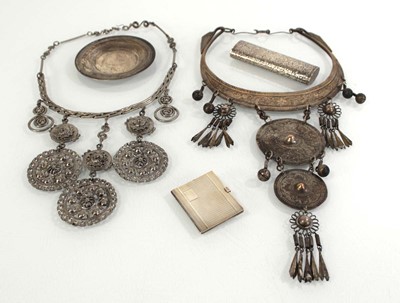 Lot 351 - A group of metalware items comprising an...