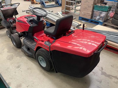 Lot 4419 - Mountfield petrol ride on lawnmower with key