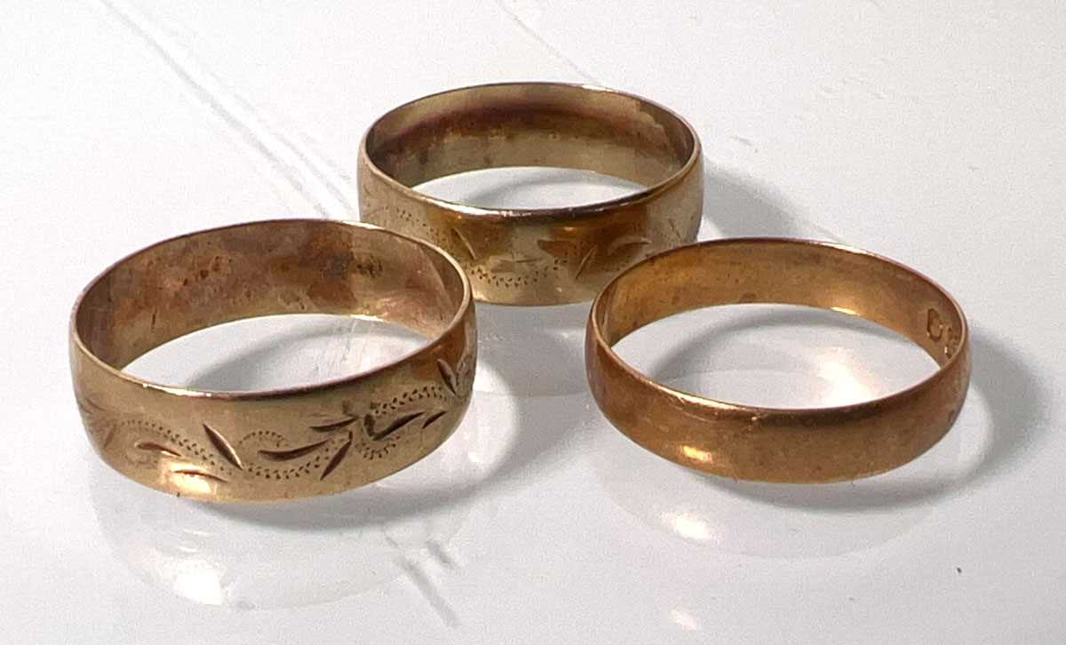 Lot 415 - A plain 18ct gold wedding band together with a...