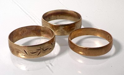Lot 415 - A plain 18ct gold wedding band together with a...