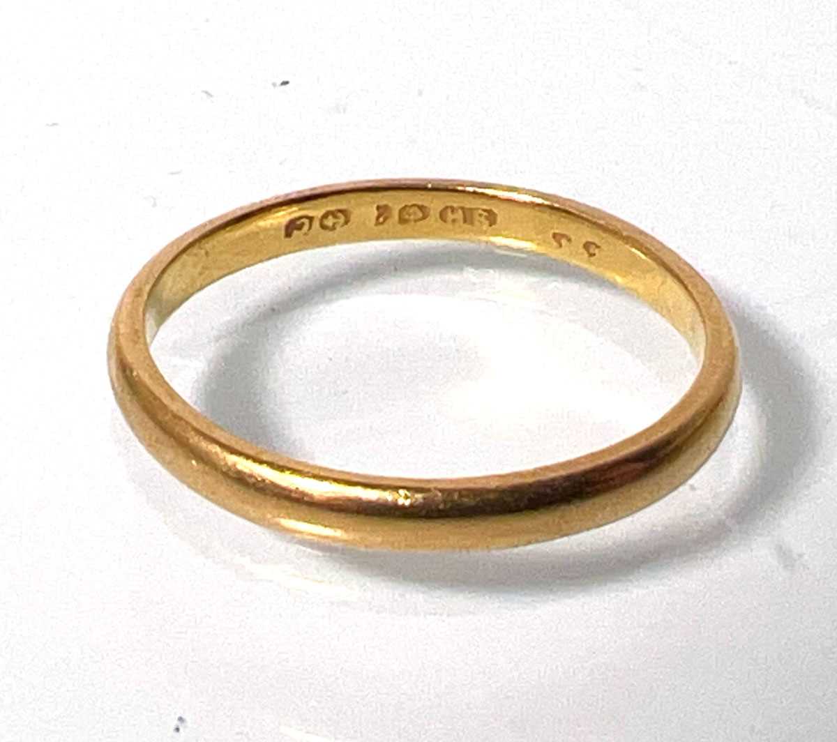 Lot 418 - A 22ct gold 'D' shaped wedding band. Approx....