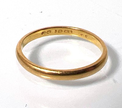 Lot 418 - A 22ct gold 'D' shaped wedding band. Approx....