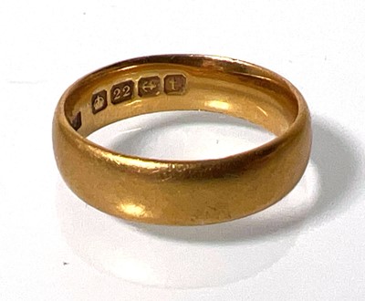 Lot 423 - A 22ct gold 'D' shaped wedding band. Approx....