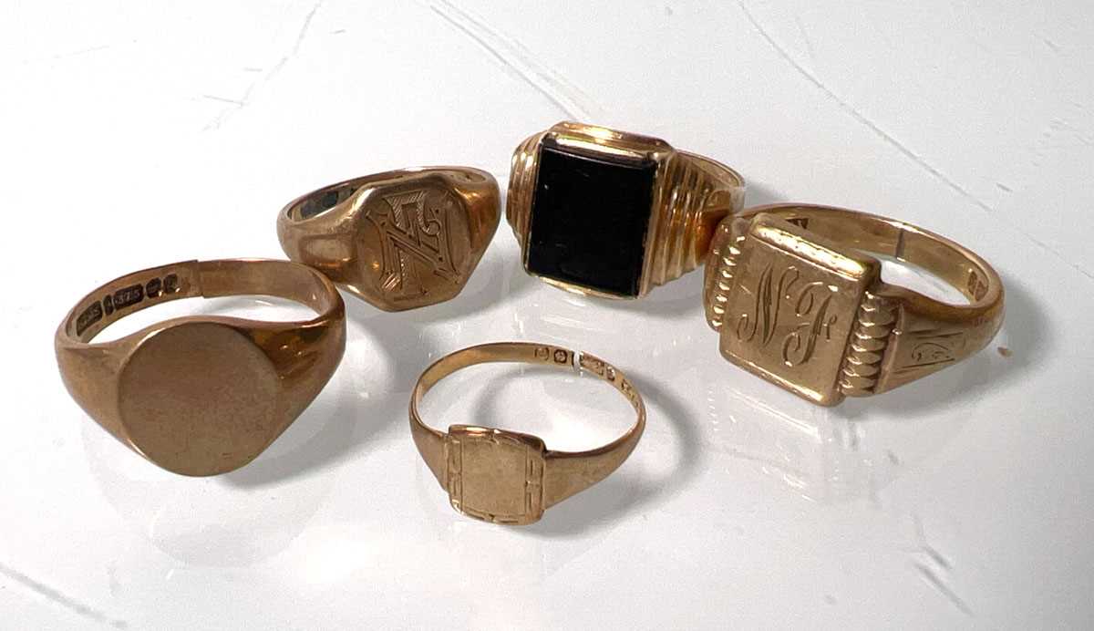 Lot 425 - Four 9ct gold signet rings together with a...