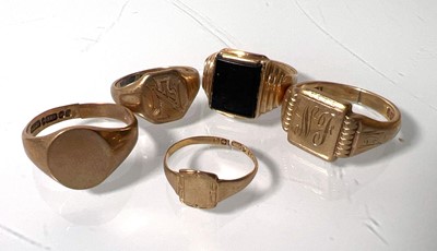 Lot 425 - Four 9ct gold signet rings together with a...
