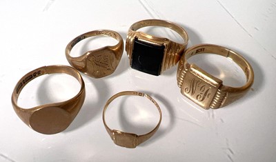Lot 425 - Four 9ct gold signet rings together with a...