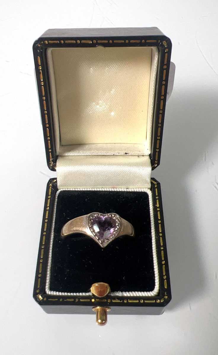 Lot 426 - A yellow and white metal heart shaped amethyst...