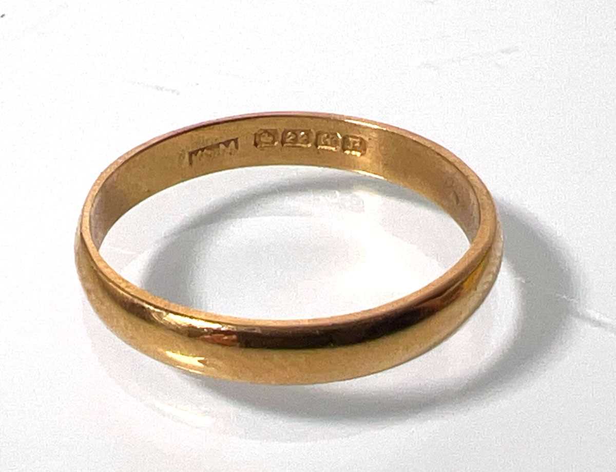 Lot 429 - A 22ct gold 'D' shaped wedding band. Approx....