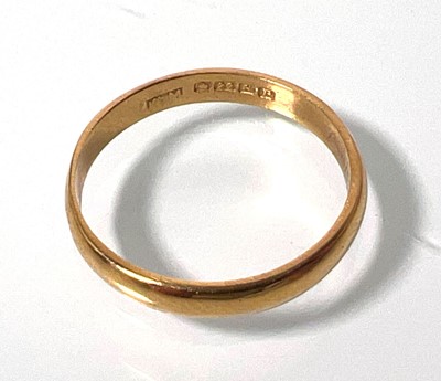 Lot 429 - A 22ct gold 'D' shaped wedding band. Approx....