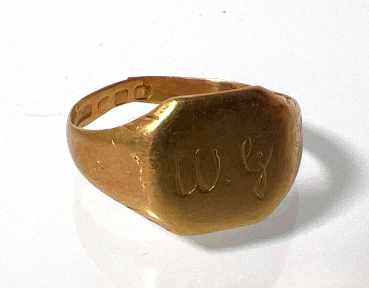Lot 430 - An 18ct gold signet ring A/F. Approx. weight 3.9g