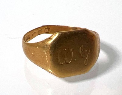 Lot 430 - An 18ct gold signet ring A/F. Approx. weight 3.9g