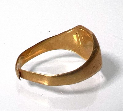 Lot 430 - An 18ct gold signet ring A/F. Approx. weight 3.9g