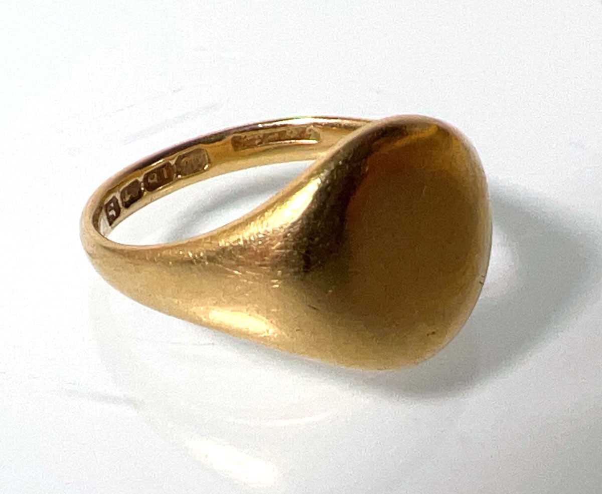 Lot 432 - An 18ct gold oval shaped signet ring. Approx....
