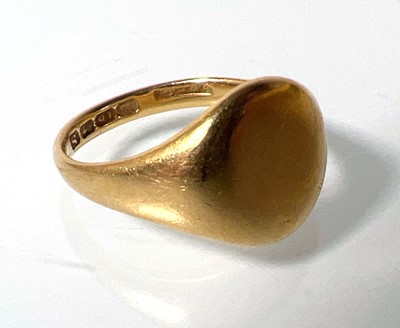 Lot 432 - An 18ct gold oval shaped signet ring. Approx....