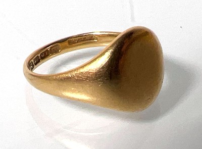 Lot 432 - An 18ct gold oval shaped signet ring. Approx....